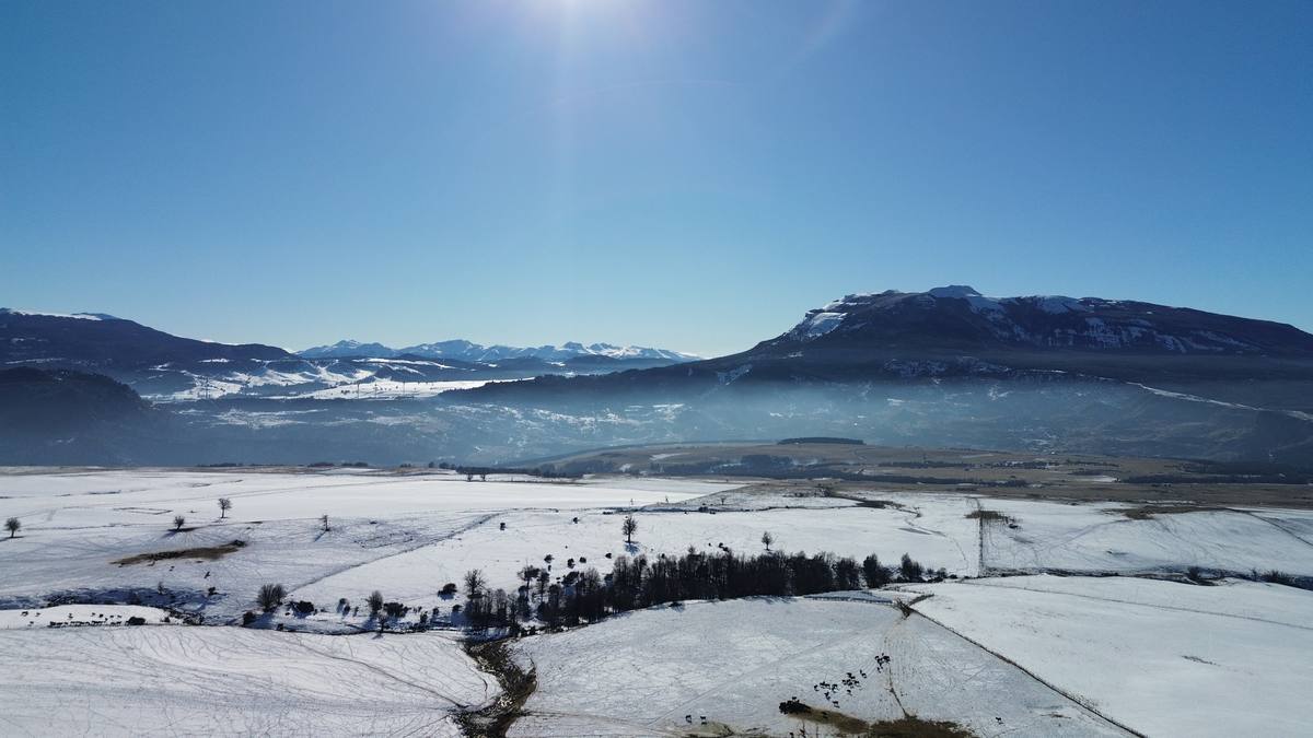 El valle cubierto de nieve y niebla en invierno