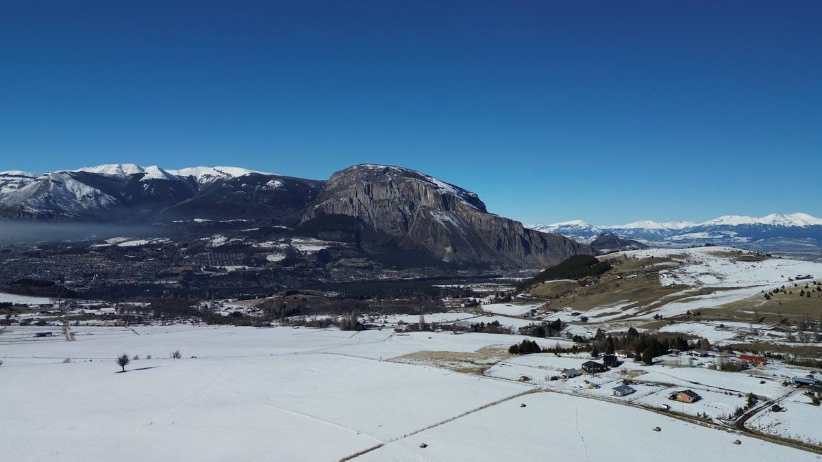 El predio y el valle nevados en invierno